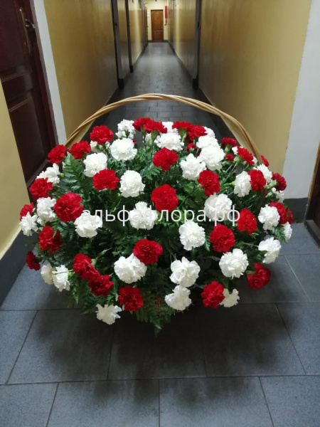 Корзина на возложение с Гвоздиками микс