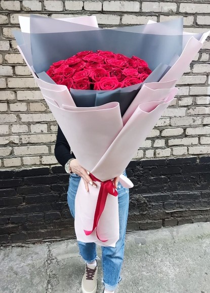 Огромный букет из алых роз в красивой упаковке.jpg